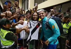 Bruno Guimarães na chegada da Seleção em Santa Cruz de La Sierra