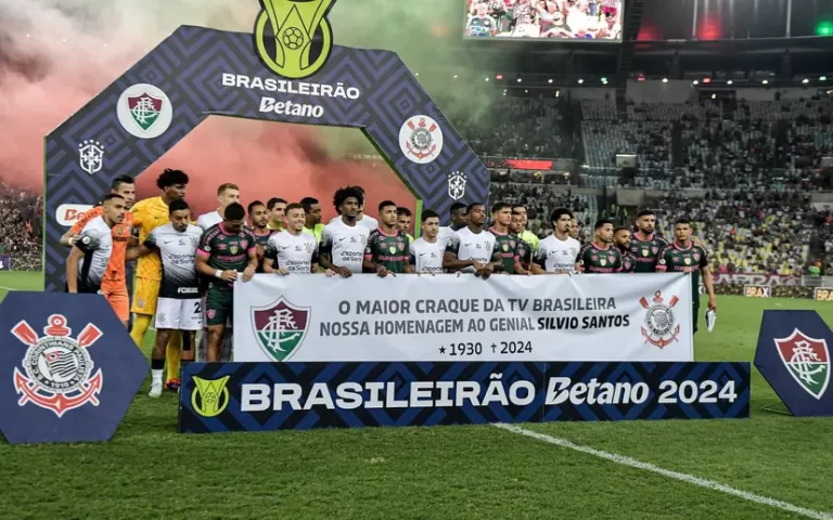 Fluminense e Corinthians homenageiam Silvio Santos com faixa antes de duelo. Foto: Thiago Ribeiro / AGIF