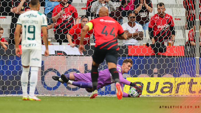 Léo Linck, goleiro do Athletico-PR. Foto: José Tramontin/athletico.com.br