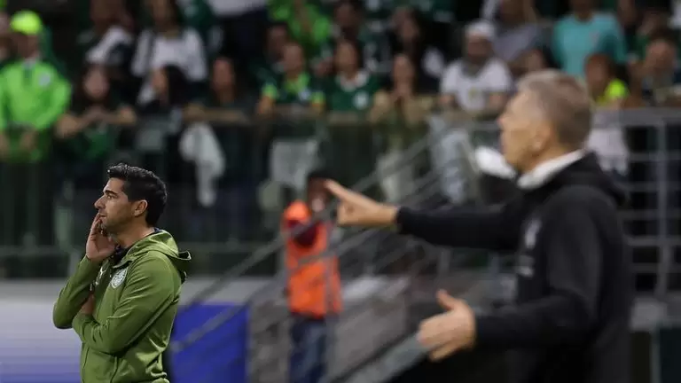 Abel Ferreira em jogo contra o Sporting Cristal pela fase de grupos, da Copa Libertadores