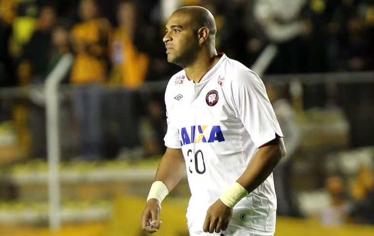 Adriano no jogo do Athletico