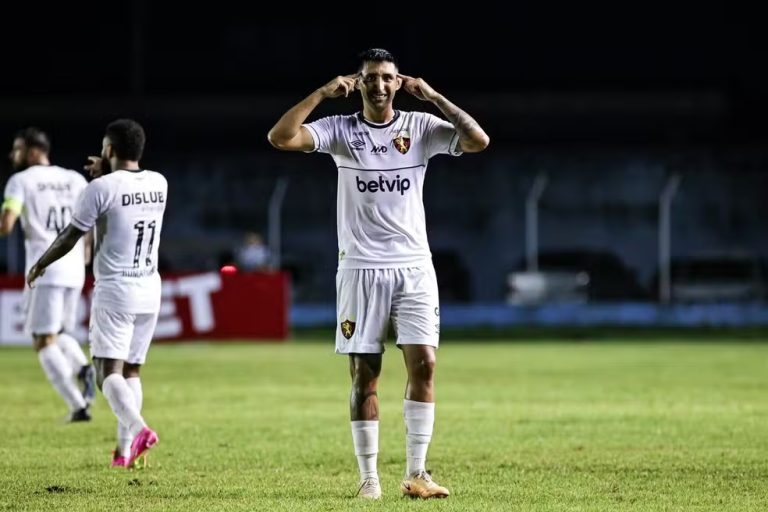 Alan Ruiz comemora seu gol no jogo Trem x Sport, pela Copa do Brasil