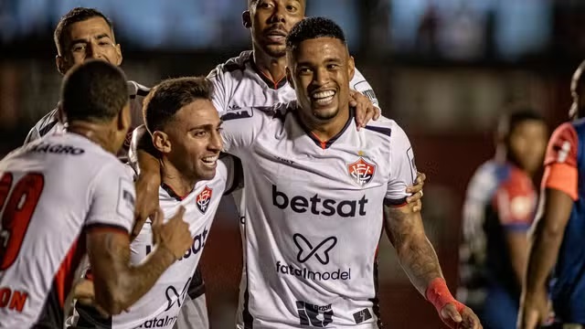 Alerrandro comemora gol em Vitória x Fortaleza