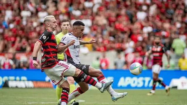 Alerrandro em disputa de bola com Léo Ortiz no Maracanã