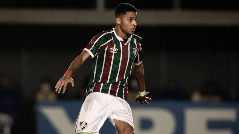 Alexsander, lateral de 19 anos, pode ser titular do Fluminense contra o Goiás