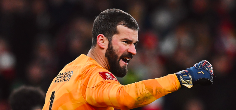 Alisson Becker em partida pelo Liverpool pela FA Cup