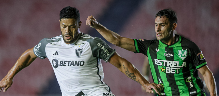 Disputa de bola em América 1-1 Atlético, pelo Brasileirão de 2023