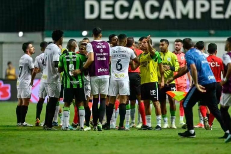 Jogadores de América-MG e Santos discutem