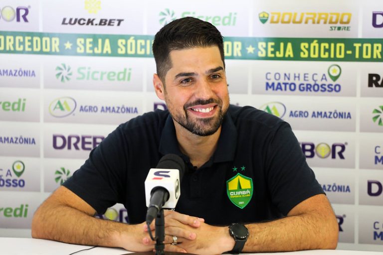 António Oliveira, técnico do Cuiabá