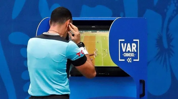 Arbitro consulta o VAR em partida da CONMEBOL