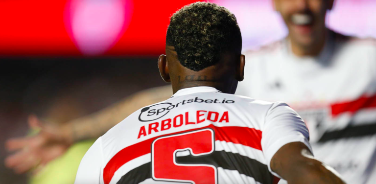 Arboleda com a camisa do São Paulo