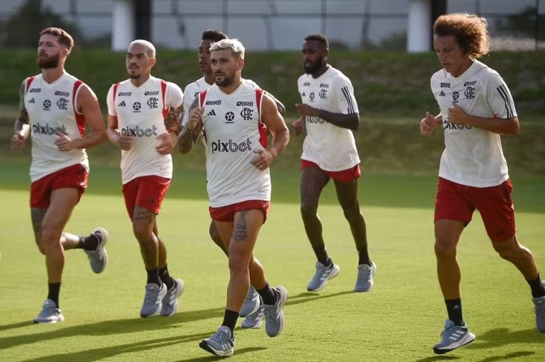 Arrascaeta, David Luiz, Léo Pereira, Matheuzinho, Bruno Henrique e Gerson na reapresentação do Flamengo em 2024