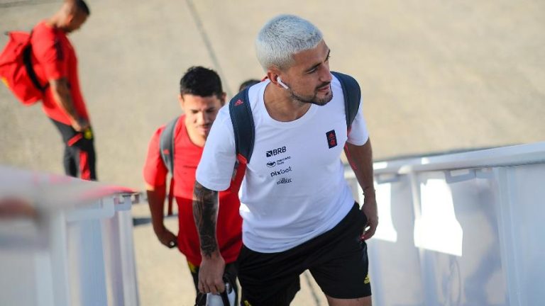 Arrascaeta embarcando para viajar com delegação do Flamengo