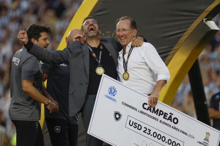 Artur Jorge comemora título do Botafogo na Libertadores ao lado de John Textor