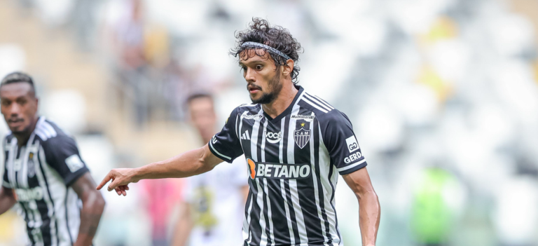 Gustavo Scarpa carrega a bola em partida pelo Campeonato Mineiro