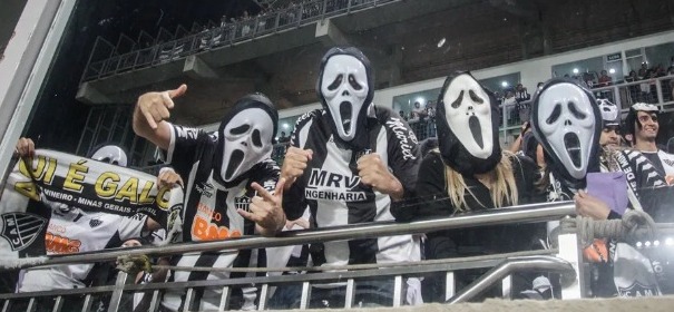 Torcedores do Atlético-MG com a máscara do pânico em 2013