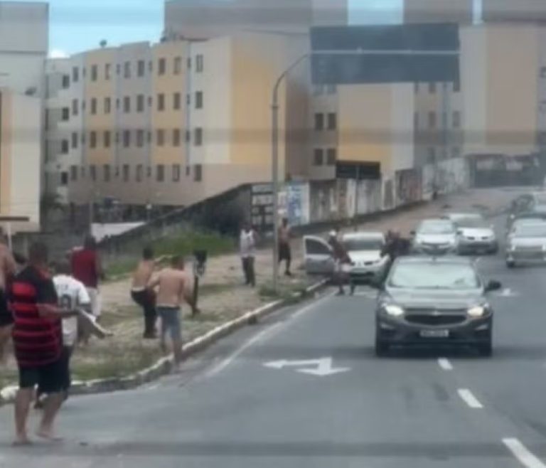 Atlético-MG x Flamengo: torcedores brigam em avenida de Belo Horizonte