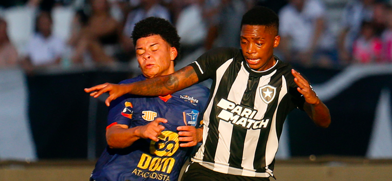 Disputa de bola em Botafogo x Audax, de 2023