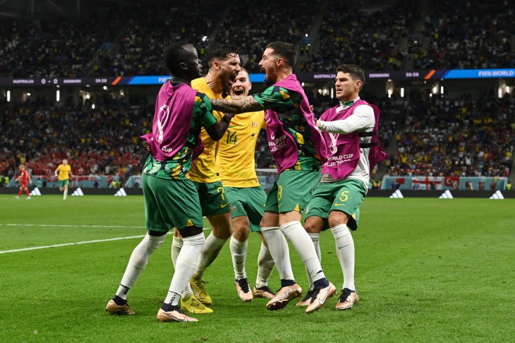 Austrália celebra gol contra a Dinamarca