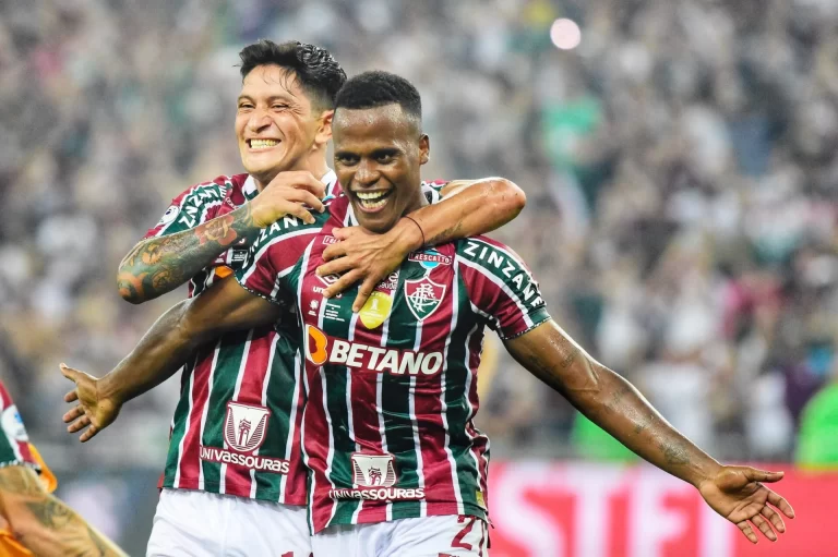 Arias decide Recopa com dois gols no Maracanã e garante título tricolor - Foto: Alexandre Battibugli / PLACAR