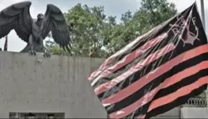 Bandeira do Flamengo a meio mastro em frente ao Ninho do Urubu