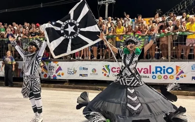 Botafogo Samba Clube em desfile na Intendente Magalhães