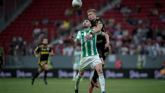 Bruno Fuchs e Gabriel Taliari em Juventude x Atlético-MG