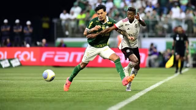 Bruno Henrique e Gustavo Gomez em Palmeiras x Flamengo no Allianz Parque, pelo Brasileirão