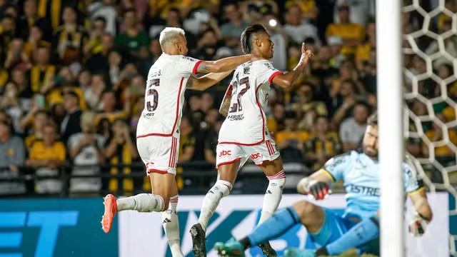 Bruno Henrique comemora gol do Flamengo contra o Criciúma