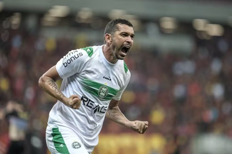 Bruno Melo, zagueiro do Coritiba, comemora o gol contra o Sport