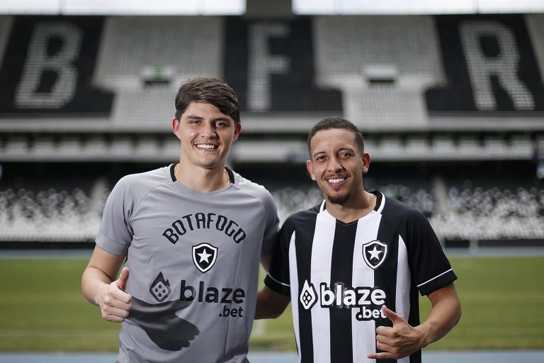 Reforços do Botafogo B, João Fernando e Caio Vitor se apresentam para a torcida alvinegra