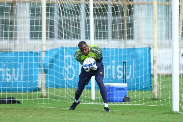 Caíque em treino do Grêmio