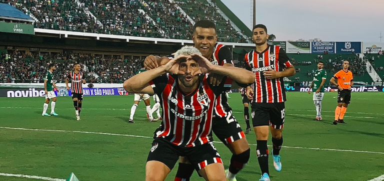 Calleri comemora gol diante do Guarani