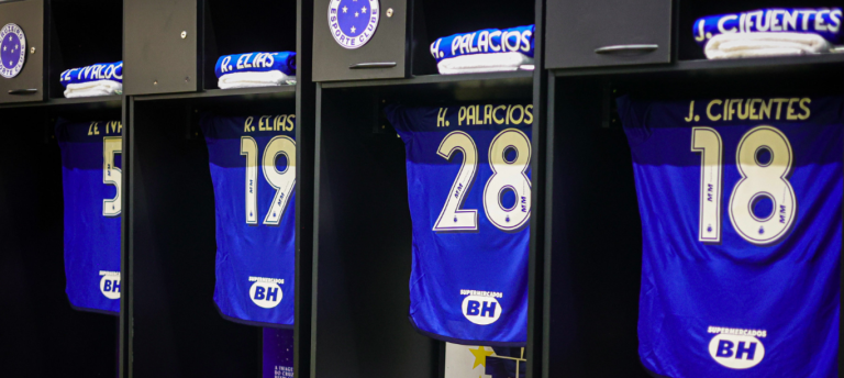 Camisas do Cruzeiro, no vestiário do Mineirão, antes de partida pelo Campeonato Mineiro