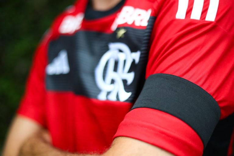 Camisa do Flamengo com faixa de luto