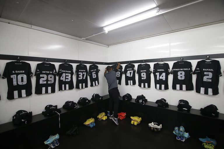 Marca de relógios deve seguir estampando as mangas do Botafogo em 2023, e clube negocia novo patrocínio para as costas