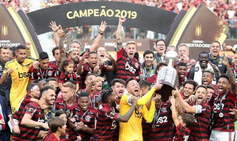 Campeão da Libertadores pelo Flamengo vira atração no futebol de várzea