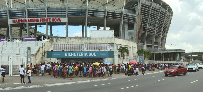 Torcida do Bahia faz longas filas para comprar ingresso de clássico contra o Vitória. Foto: Reprodução/TV Bahia