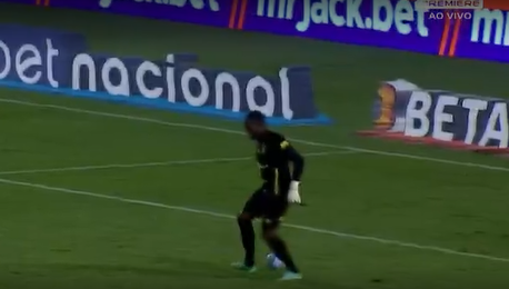 VÍDEO: goleiro reserva do Sport entra durante o jogo contra o CRB e tem falha bizarra; assista