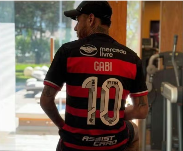 Neymar postou foto com a camisa do Flamengo