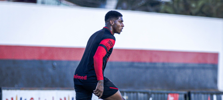 Yony González com a camisa do Atlético-GO