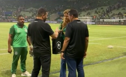 Leila Pereira recebe presente do Botafogo