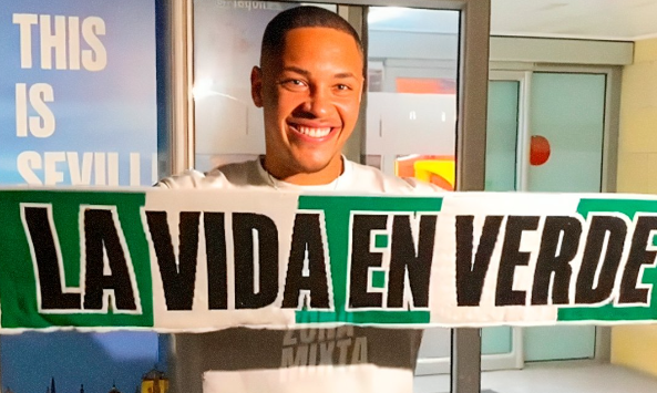 Vitor Roque chegou a Sevilla para ser anunciado como reforço do Bétis