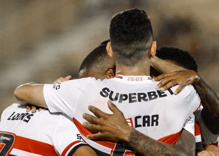 Jogadores do São Paulo comemoram gol no Campeonato Paulista