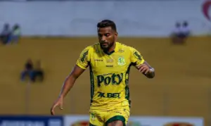 Reinaldo, jogador do Mirassol em campo contra o Corinthians, na Neo Química Arena