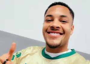 Vitor Roque com a camisa do Palmeiras