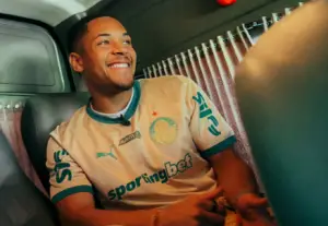 Vitor Roque com a camisa do Palmeiras, seu novo clube em 2025