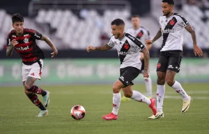 Jogadores de Flamengo e Vasco em campo pelo Campeonato Carioca