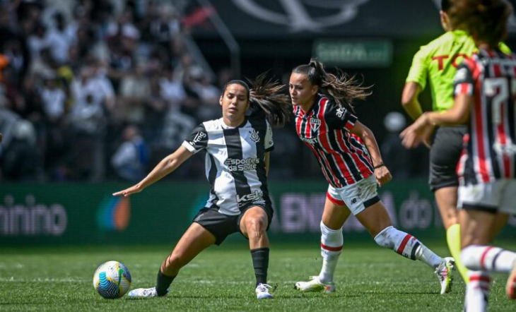 Jogadoras de Corinthians x São Paulo em campo no futebol feminino