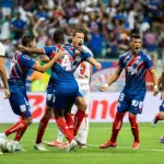 Jogadores do Bahia comemorando em jogo com o Vitória pela final do Campeonato Baiano.